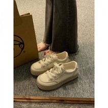 여행용 운동화 나들이 올 매치 화이트 슈즈는 완전 제 최애 사계절 신을 수 있고 끈 디자인이 독특합니다.