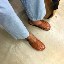 디퍼 여기저기 매치되는 가죽 스트랩 푹신 샌들