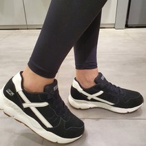 스케쳐스 뉴코아인천 젊은감성 FW 캐쥬얼 워킹화 발 볼 넓어서 편하고 폭신폭신 메모리폼 여성용 워킹화 SL0WC21Y071