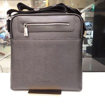 피에르가르뎅 스크래치에강하며직선적이고각이잡혀있는매신져백