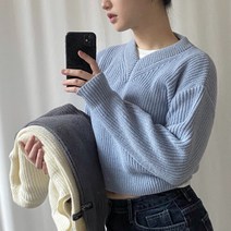 브이넥 세미 크롭 꽈배기 니트