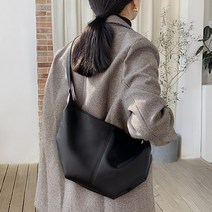 러브앤시티 아기네스 하프문 숄더백