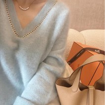 브이넥 스웨터 유럽 상품 고급 VINTAGE 블루 라쿤 털 상패 디자인감각 보이핏 볼륨 겨울 가을 트렌드 3663524353