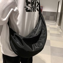 아옴 남여공용 트렌디 무지 데일리 빅 하프문 크로스백