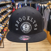 NBA 남여공용 브루클린 네츠 NETS 팀 로고 자수 포인트 깔끔한 블랙 스냅백 모자