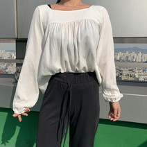 스퀘어넥 뒷리본 셔링 블라우스