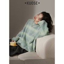 KUOSE 쿠오세 나른한 그린 소프트 찰과우 스웨터 여성 가을/겨울 이너에 베이스가 두툼한 니트를 매치해 크리스마스 분위기를 연출했다
