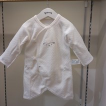 아가방~ 안감은 면으로 겉면은 부드러운 타올소재의 깔끔하면서 고급스러운 배냇가운 ~ 도톰한소재라 배냇가운입니다~