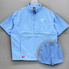 [국내백화점판] UMBRO 엄브로 25신상 클래식 반팔 스탠넥 아노락 셋업 세트 (블루)