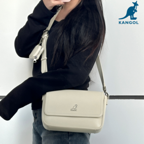 캉골(KANGOL) 스퀘어 아이보리 크로스백 가죽 플랩 가방