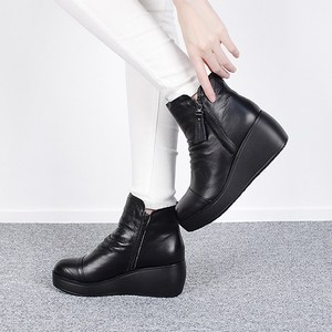 준디자인 가죽 여성 방한화 겨울 용 방한 털 부츠 패딩 털신 기모 통굽 키높이 신발 앵클 미들 숏 여자 운동화 미끄럼방지 에스키모