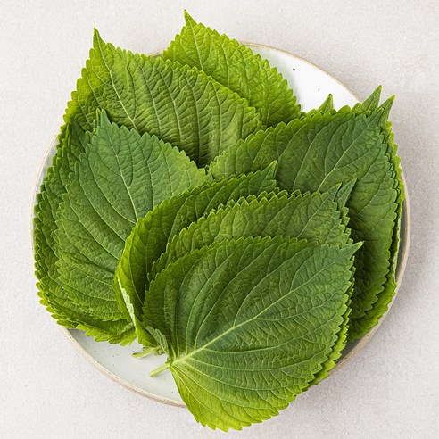 얇게 썰어 올리면 향을 살리고 양념 맛을 깔끔하게 정리해 주는 비빔국수용 깻잎입니다. - 1