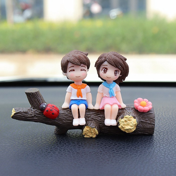 귀여운 차량용 뽀뽀하는 피규어 커플