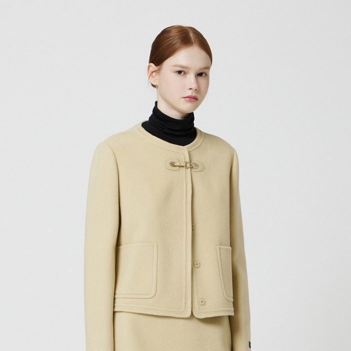 AK플라자 씨씨콜렉트 라운드넥 버클 장식 크롭 코트C254MSG351