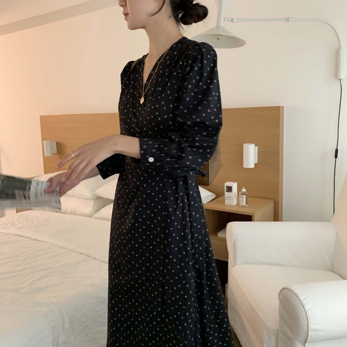 웨스턴 도트 플라워 나염 브이넥 소매 볼륨 셔링 봄 간절기 긴팔 랩 원피스블랙