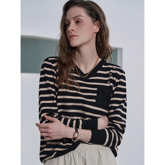 르니앤맥코이 브이넥 배색 자수 패치 니트 MN03KN070FJY