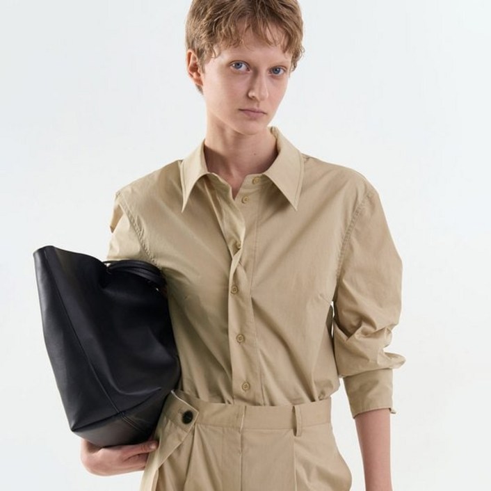 매그제이 브랜드마크 트위스트 플랩 블라우스  베이지 568722