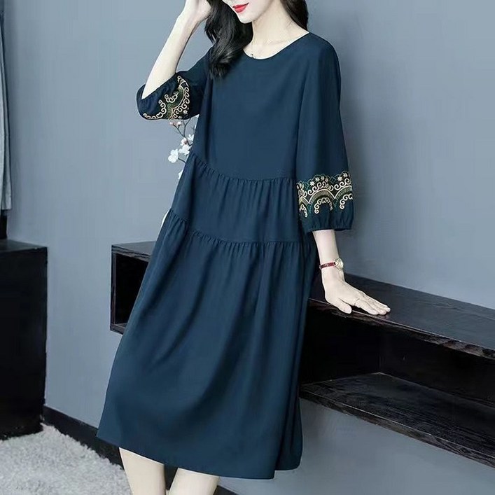 5xl까지 빅사이즈 중년여성 7부소매 플라워 자수 미디 원피스 패션 루즈핏 라운드 원피스 봄여름 편안한 엄마룩