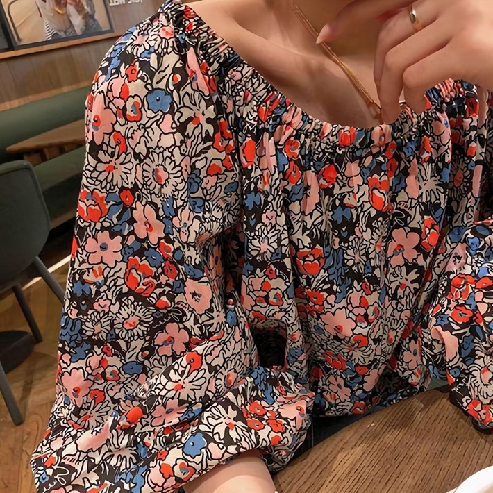 더벨러리 여성 플라워 보트넥 블라우스 BKB4315 입술넥 꽃무늬