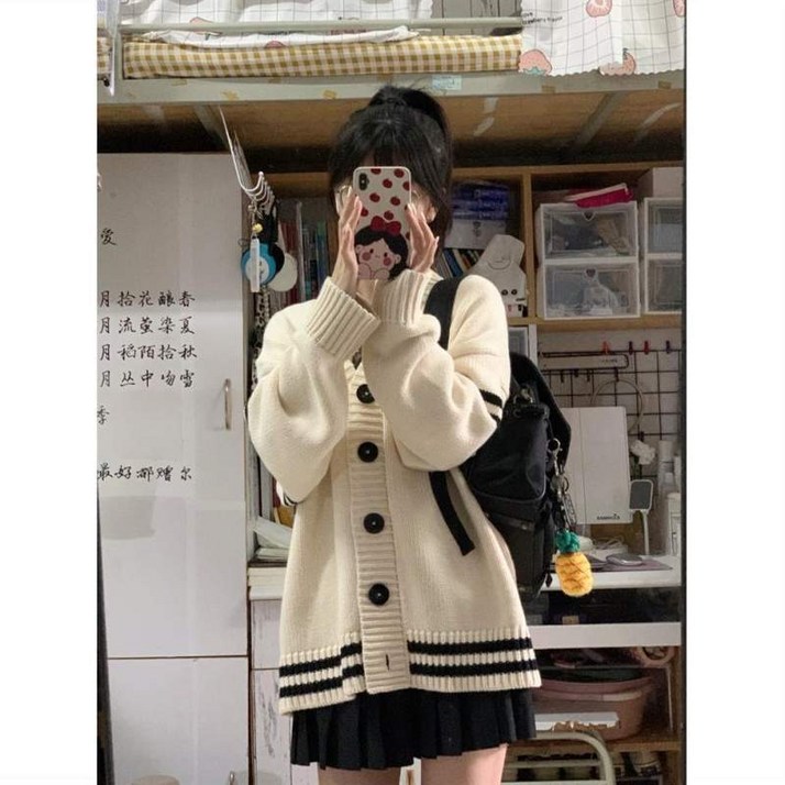수앤수 왕 단추 아이보리 가디건