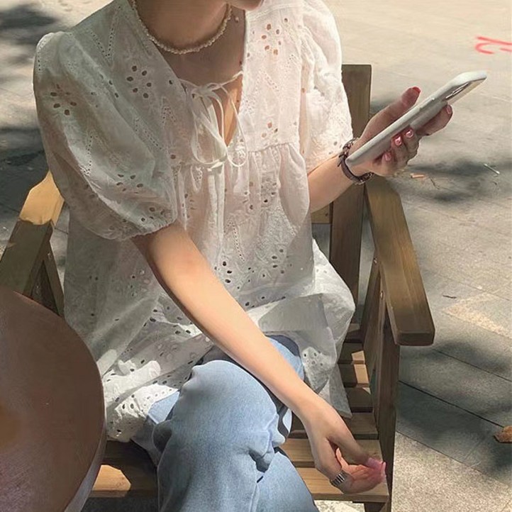 [당일출고/상체커버/오버핏]리본 브이넥 펀칭 레이스 자수 퍼프 반팔 미니 원피스 [여름 블라우스 빅사이즈티 나시 레이어드 빈티지 발레코어 휴양지룩 데이트 임산복 임부복 바다룩]